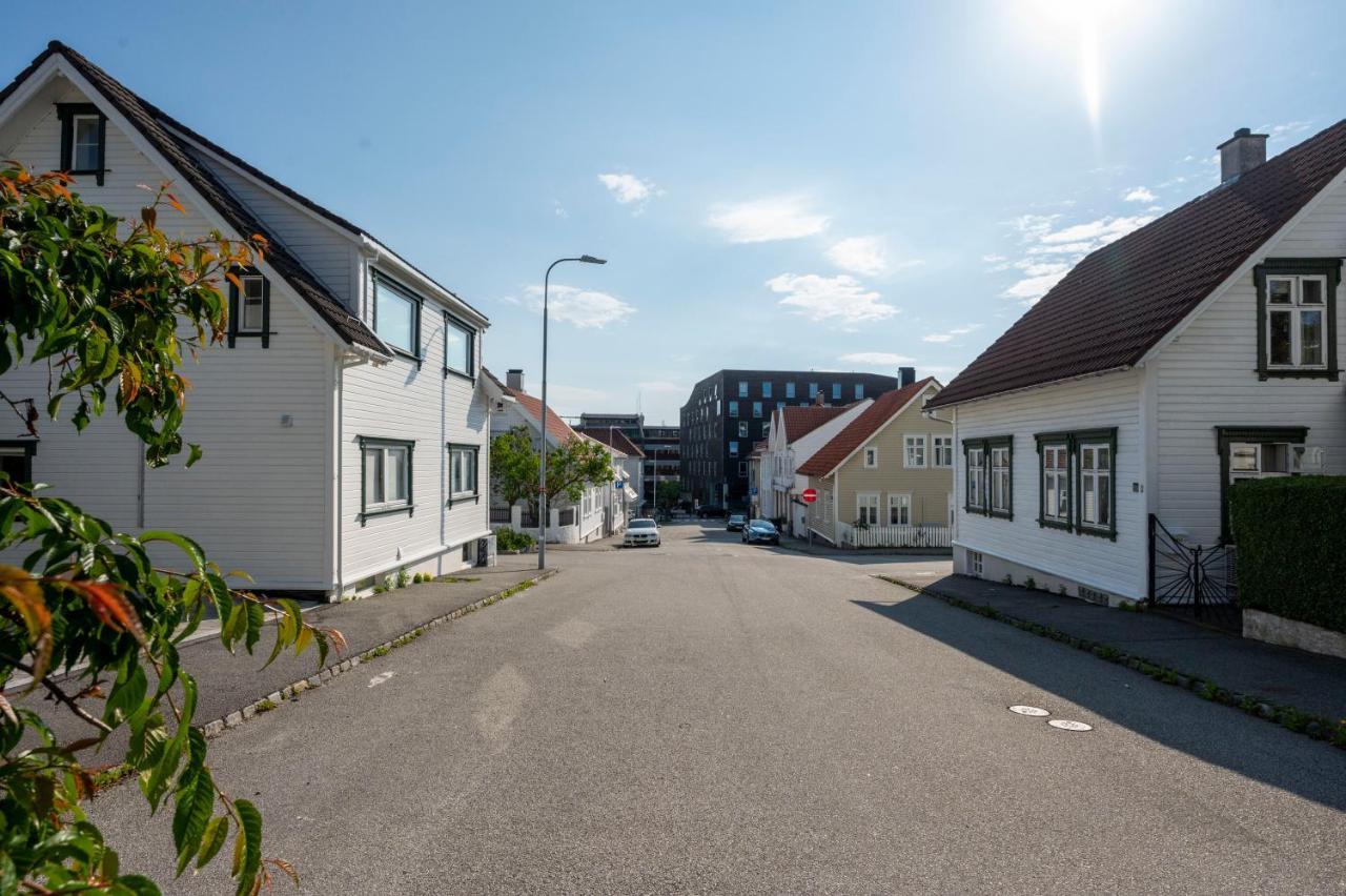 Unique And Spacious Close To Centre Apartment *