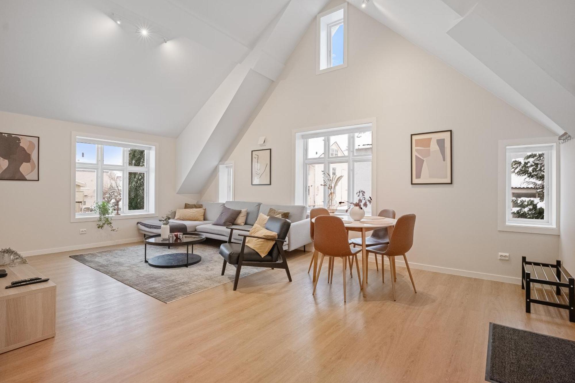 Unique And Spacious Close To Centre Apartment *